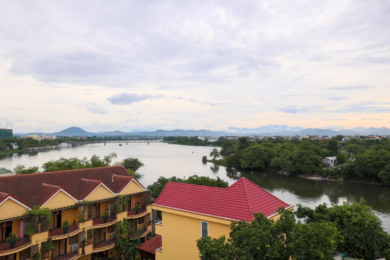 Charming Riverside Hotel Hue Exterior photo