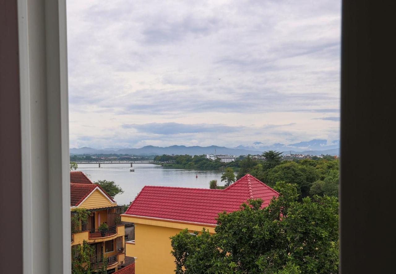 Charming Riverside Hotel Hue Exterior photo