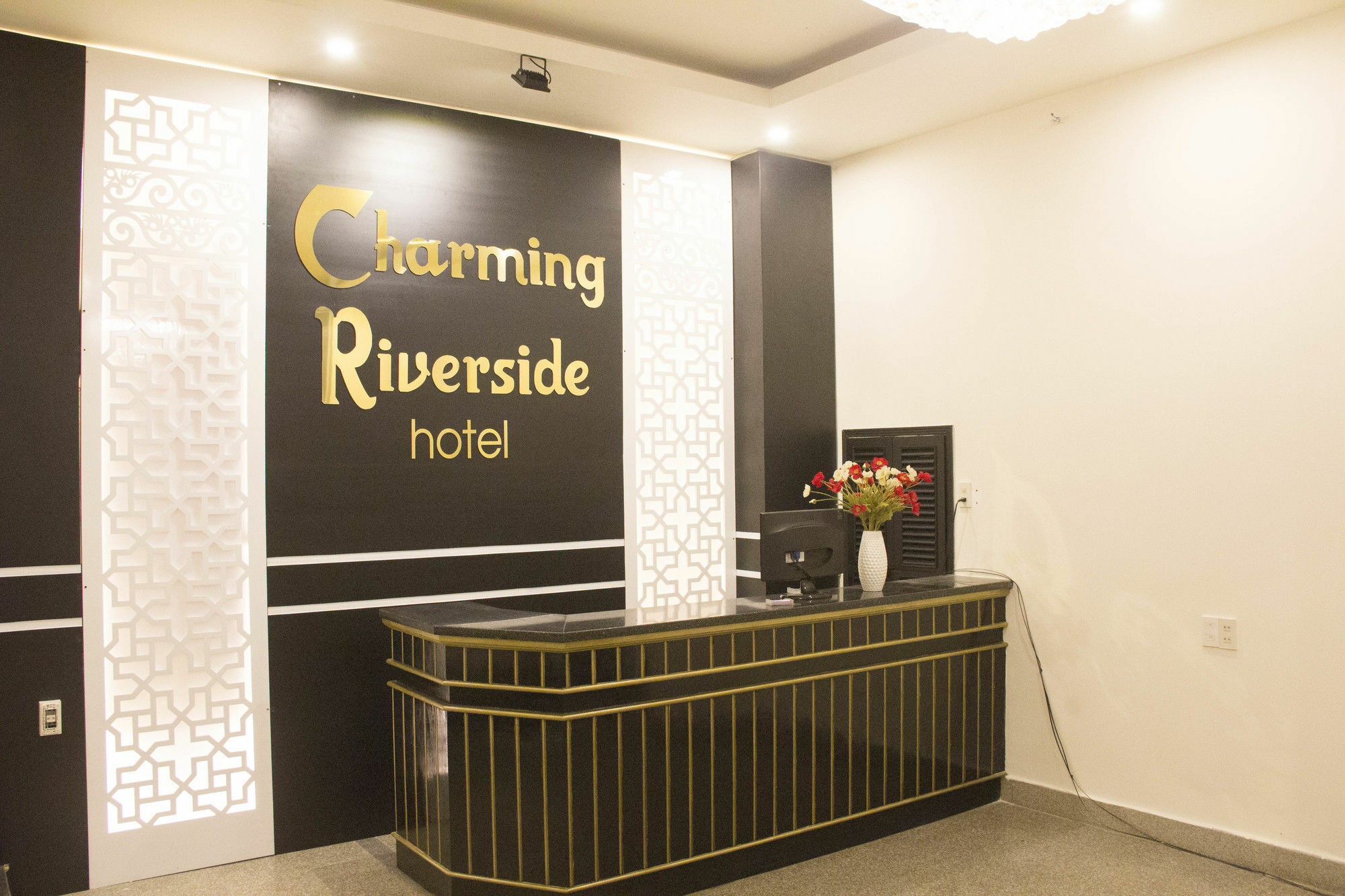 Charming Riverside Hotel Hue Exterior photo