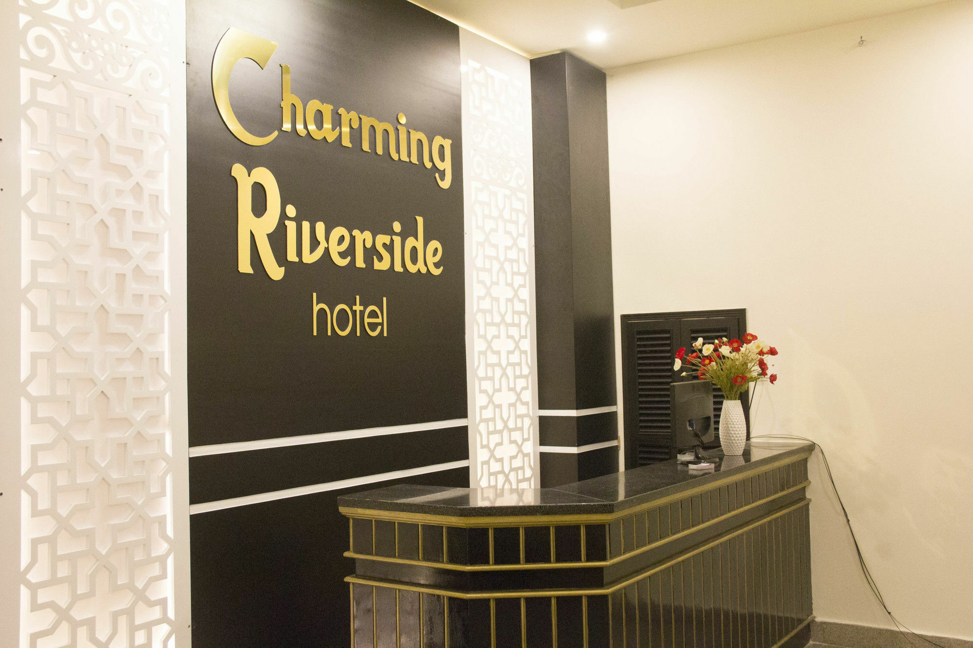 Charming Riverside Hotel Hue Exterior photo